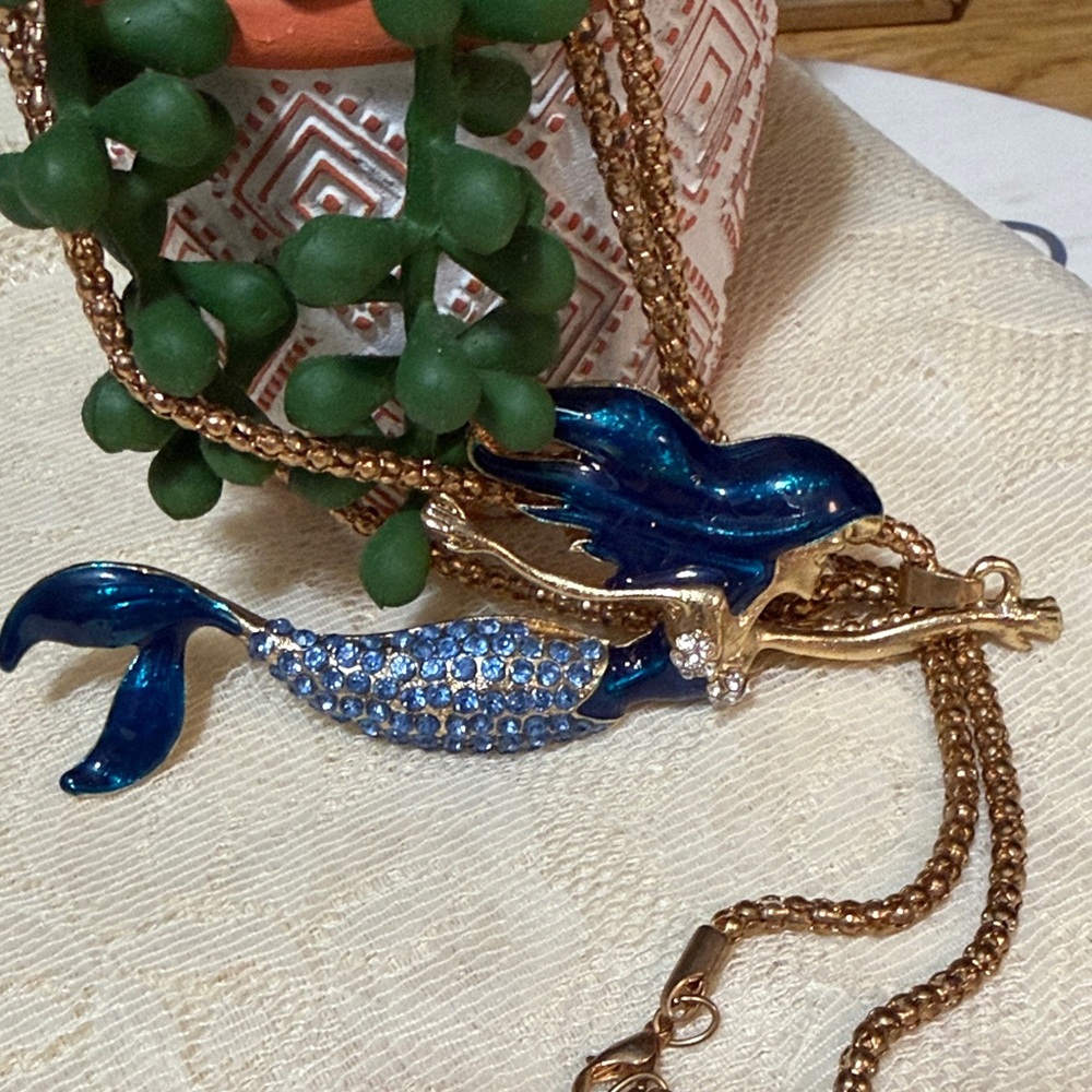 🧜‍♀️bogoho🧜‍♀️🧜‍♀️🧜‍♀️Betsy Johnson Blue and Gold Mermaid Pendant Necklace - Picture 4 of 8